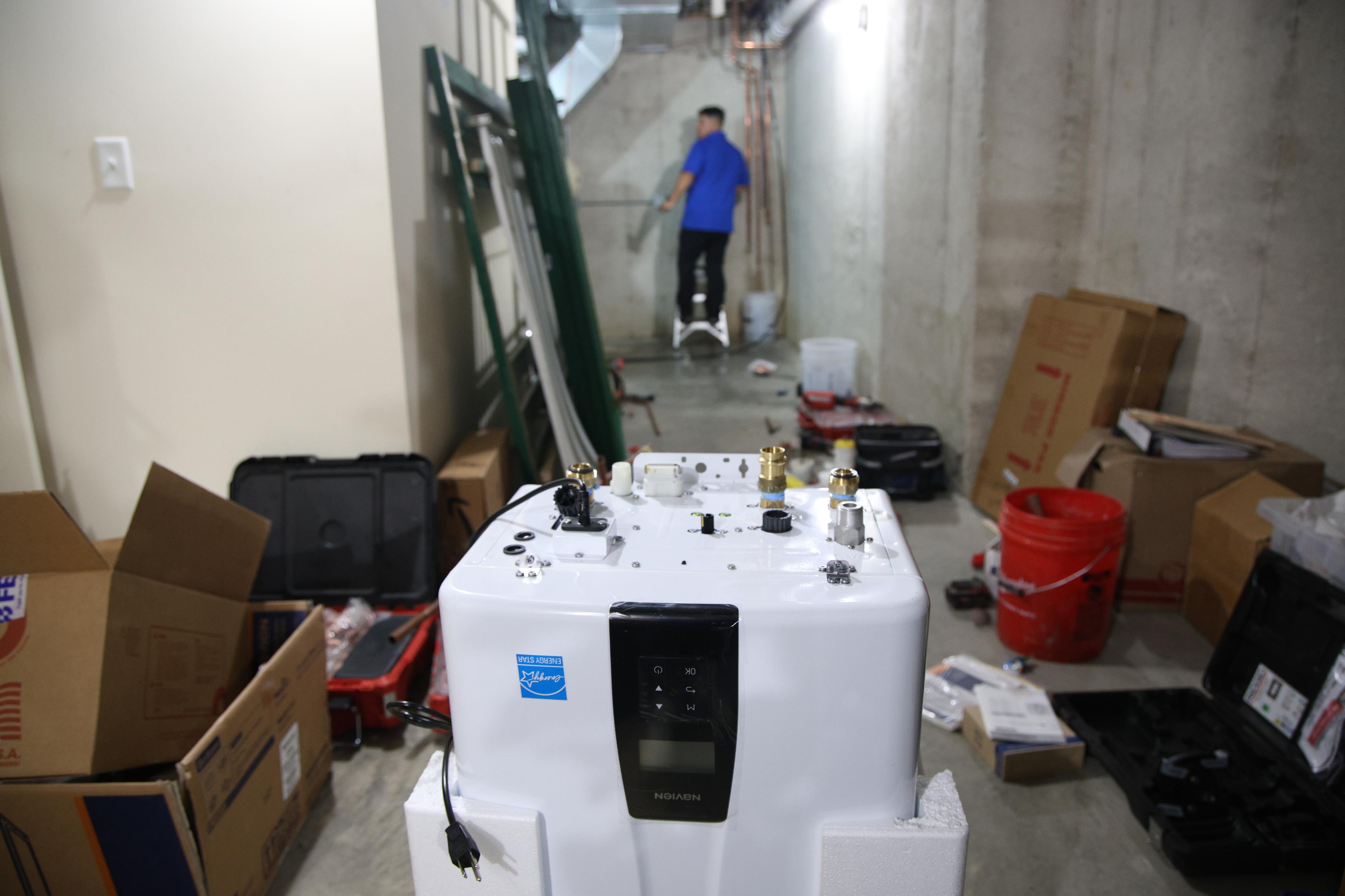 Replace a Water Heater in Elgin: Comparing Traditional and Tankless Solutions for Your Home