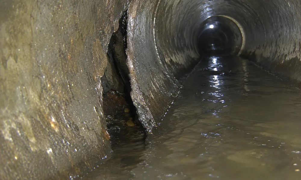Cracks and breaks in a sewer pipe wall